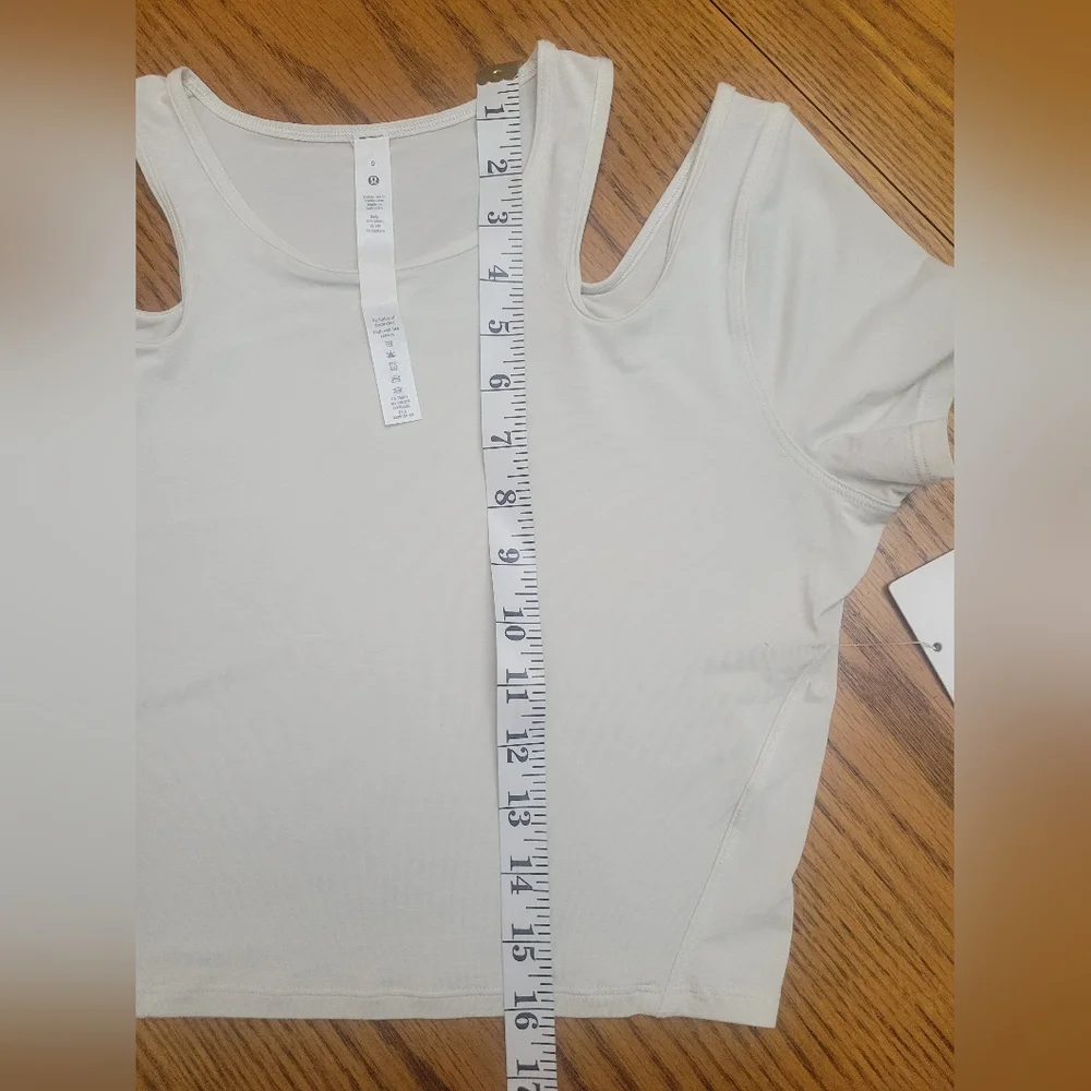NWT Lululemon Shoulder Cut-Out Yoga Cropped Short Sleeve T-Shirt in Bone Size 6